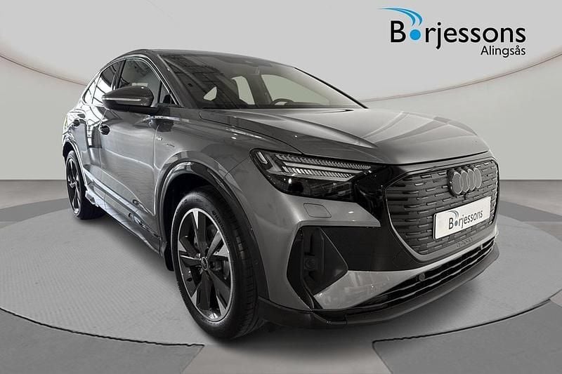 Grå Ny 2026 Audi Q4 Sportback e-tron S-Line SUV | 723 700 kr (Dyr) - Bild 1/4