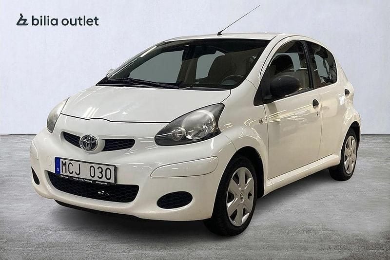 Vit Begagnad 2011 Toyota Aygo Halvkombi | 24 900 kr (Marknadspris) - Bild 1/4