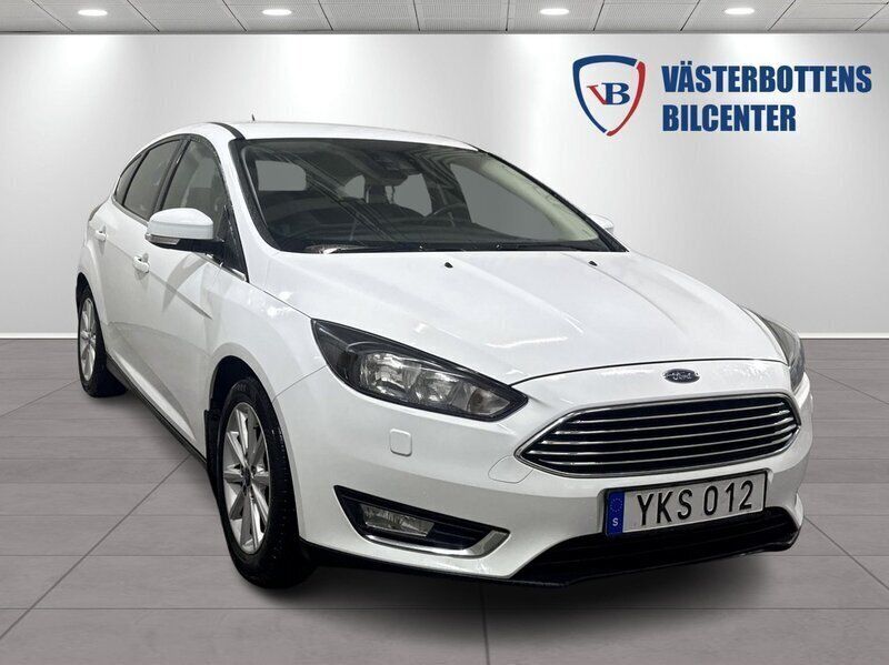 Vit Begagnad 2017 Ford Focus Titanium Halvkombi | 89 900 kr (Marknadspris) - Bild 1/4