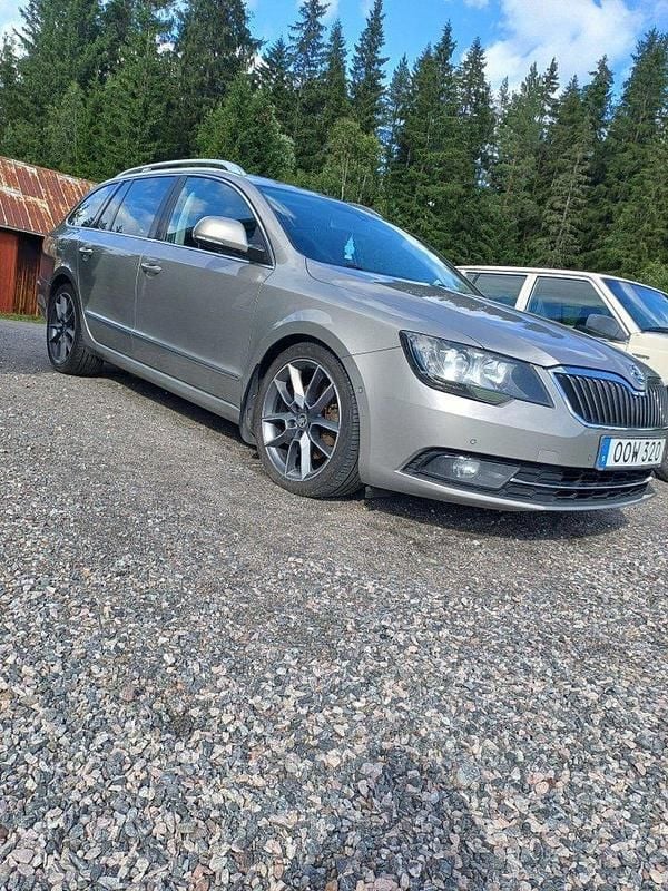 Brun Begagnad 2014 Skoda Superb Elegance Kombi | 87 000 kr (Marknadspris) - Bild 1/4