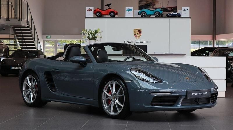 Grå Begagnad 2017 Porsche 718 Boxster S Cab | 629 000 kr - Bild 1/4