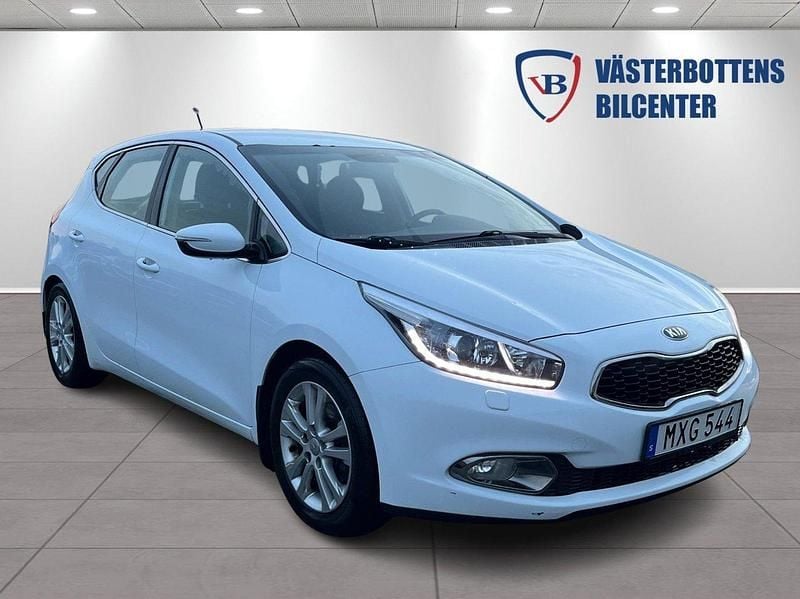Vit Begagnad 2013 Kia Ceed Comfort Halvkombi | 64 900 kr (Marknadspris) - Bild 1/4