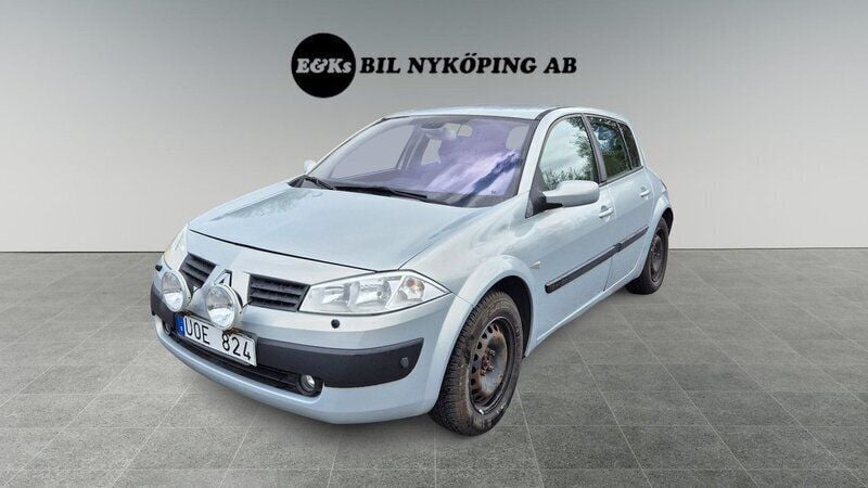 Ljusgrå Begagnad 2003 Renault Mégane II Halvkombi | 21 900 kr (Marknadspris) - Bild 1/4