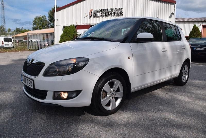 Vit Begagnad 2014 Skoda Fabia Ambiente Halvkombi | 99 900 kr (Marknadspris) - Bild 1/4