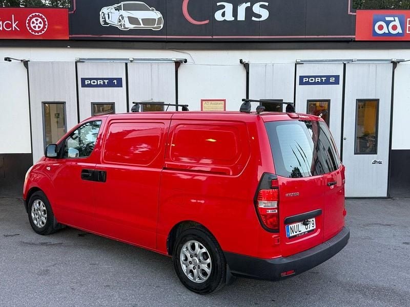 Begagnad Hyundai H-1 170 HK (125 kW) 2012 Röd Minibuss