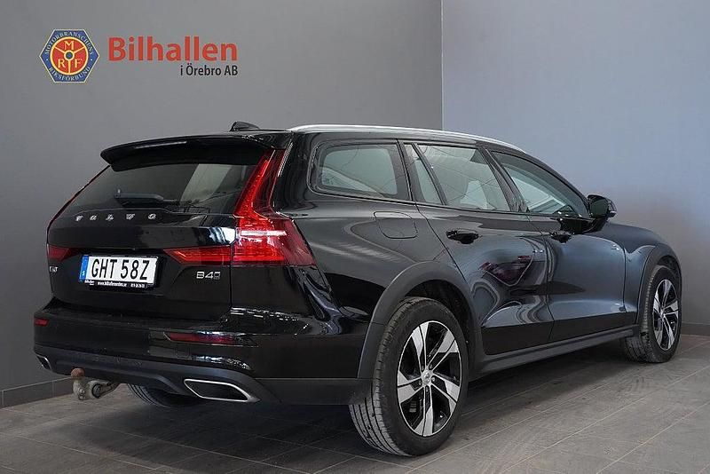 Begagnad Volvo V60 CC Momentum 197 HK (144 kW) 2021 Svart Kombi