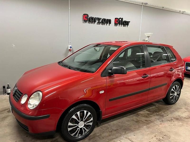Röd Begagnad 2003 VW Polo Basis Halvkombi | 19 999 kr (Bra pris) - Bild 1/4
