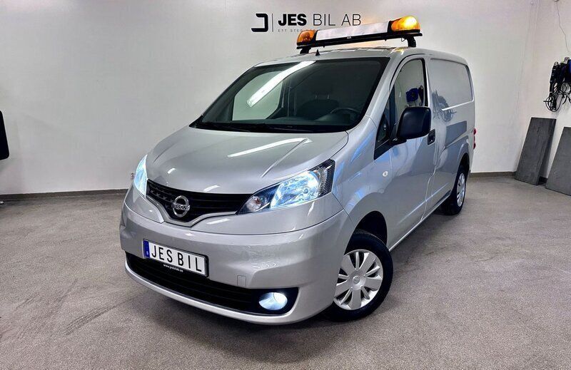 Mörkgrå (silver metallic) Begagnad 2015 Nissan NV200 Van | 89 900 kr (Marknadspris) - Bild 1/4