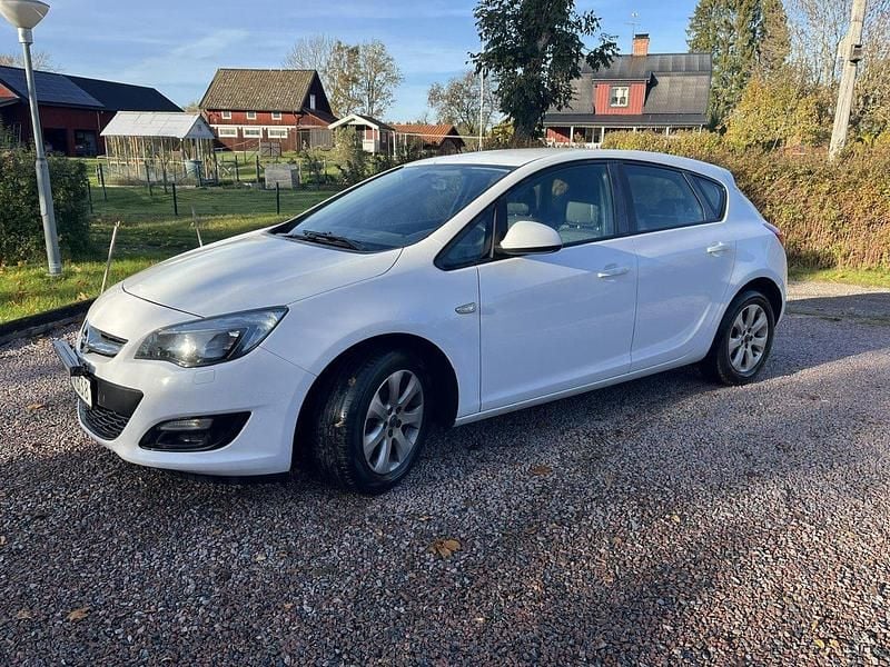 Vit Begagnad 2015 Opel Astra Enjoy Halvkombi | 30 000 kr (Lite dyr) - Bild 1/3