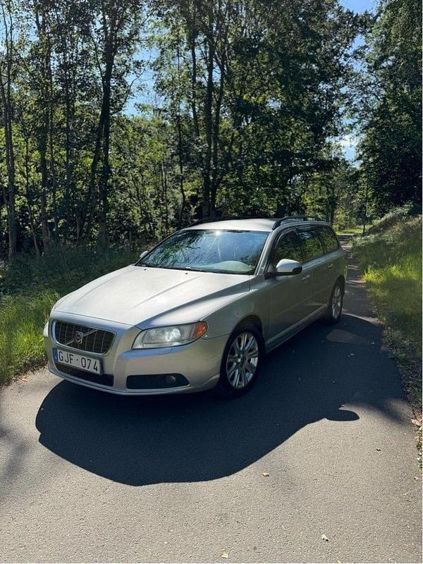 Grå Begagnad 2008 Volvo V70 Momentum Kombi | 47 500 kr (Lite dyr) - Bild 1/4