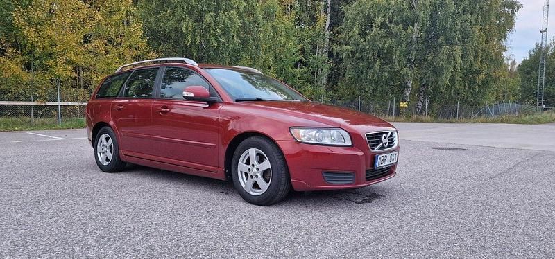 Röd Begagnad 2012 Volvo V50 Kinetic Kombi | 48 000 kr (Marknadspris) - Bild 1/4
