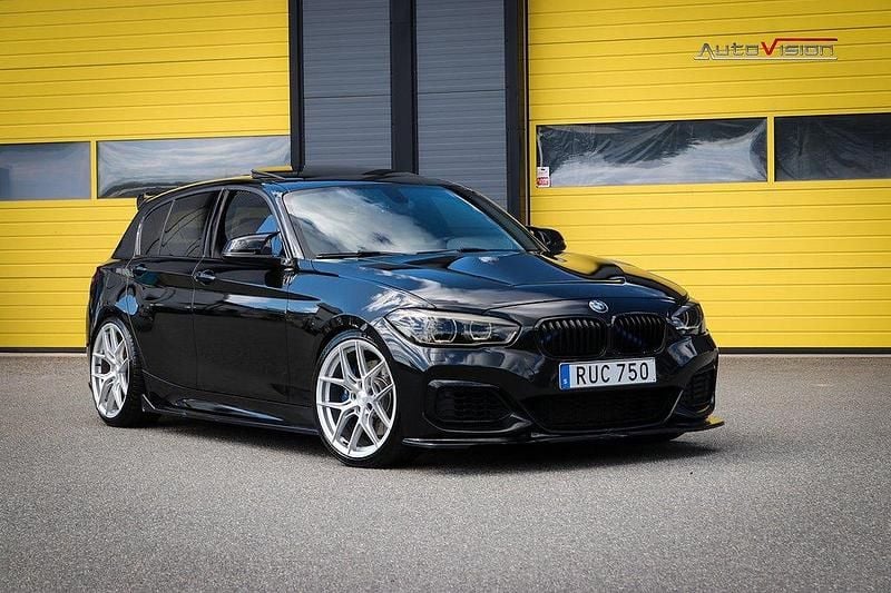 Svart Begagnad 2017 BMW M140 M Performance Halvkombi | 359 899 kr (Marknadspris) - Bild 1/4