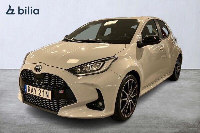 Grå Begagnad 2023 Toyota Yaris Hybrid Sport Halvkombi | 279 900 kr (Marknadspris) - Bild 1/3
