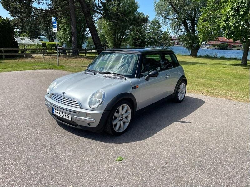 Grå Begagnad 2002 Mini Cooper Halvkombi | 29 000 kr (Marknadspris) - Bild 1/4