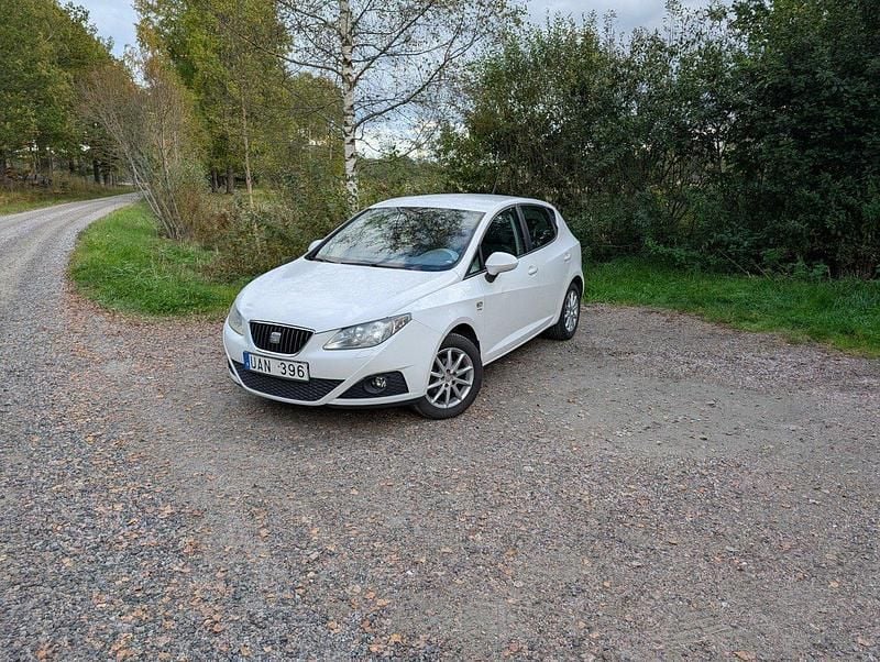 Vit Begagnad 2012 Seat Ibiza Halvkombi | 35 000 kr (Bra pris) - Bild 1/4
