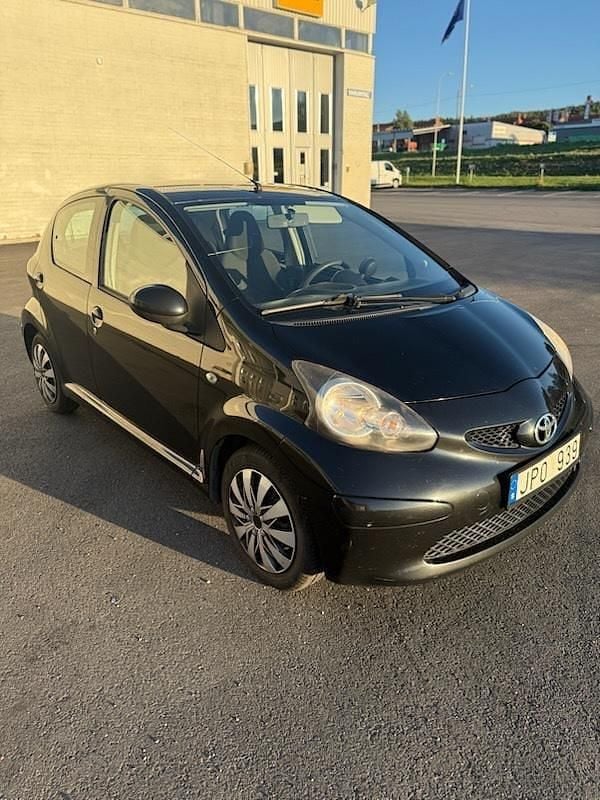 Svart Begagnad 2009 Toyota Aygo Halvkombi | 23 800 kr (Bra pris) - Bild 1/4