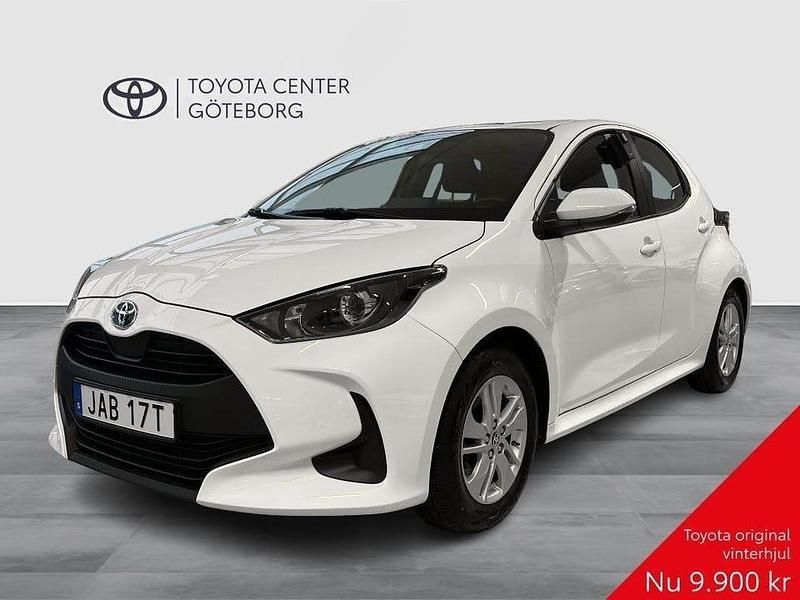 Mörkblå Begagnad 2021 Toyota Yaris Hybrid Style Halvkombi | 199 900 kr (Bra pris) - Bild 1/2