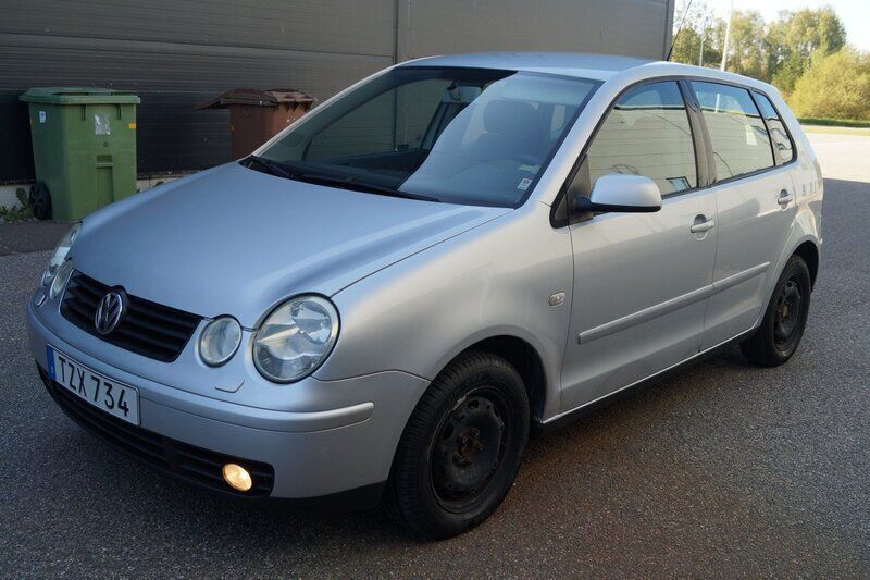 Silver Begagnad 2003 VW Polo Trendline Halvkombi | 14 900 kr (Bra pris) - Bild 1/4