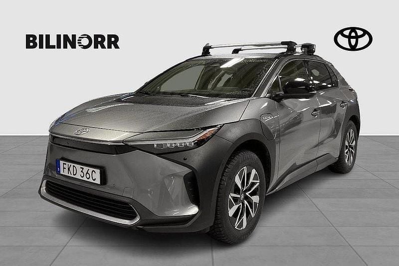 Silver Begagnad 2023 Toyota bZ4X Executive SUV | 399 900 kr (Marknadspris) - Bild 1/4