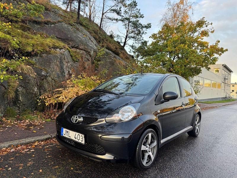 Svart Begagnad 2008 Toyota Aygo Halvkombi | 44 900 kr (Marknadspris) - Bild 1/4