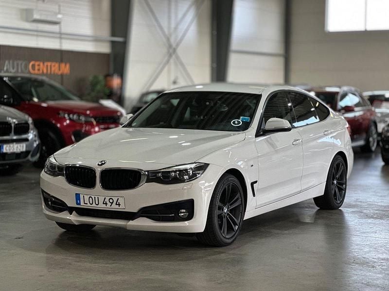 Vit Begagnad 2016 BMW 320 Gran Turismo Sport Line Halvkombi | 174 900 kr (Marknadspris) - Bild 1/4