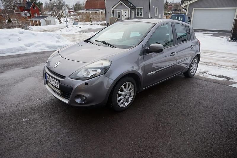 Begagnad Renault Clio IV 88 HK (64 kW) 2012 Halvkombi