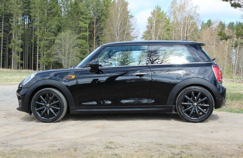 Svart Begagnad 2015 Mini Cooper D Pepper Halvkombi | 105 000 kr (Marknadspris) - Bild 1/4