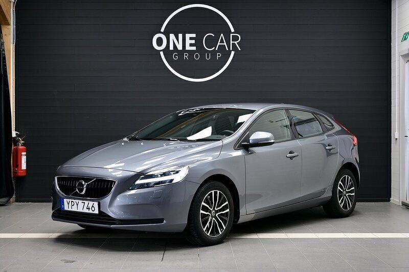 Grå Begagnad 2017 Volvo V40 Momentum Kombi | 169 700 kr (Marknadspris) - Bild 1/4