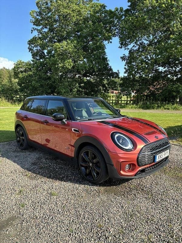 Röd Begagnad 2022 Mini Cooper S Clubman Kombi | 269 500 kr (Marknadspris) - Bild 1/4