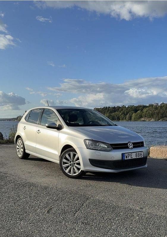 Silver Begagnad 2012 VW Polo Halvkombi | 69 900 kr (Marknadspris) - Bild 1/4