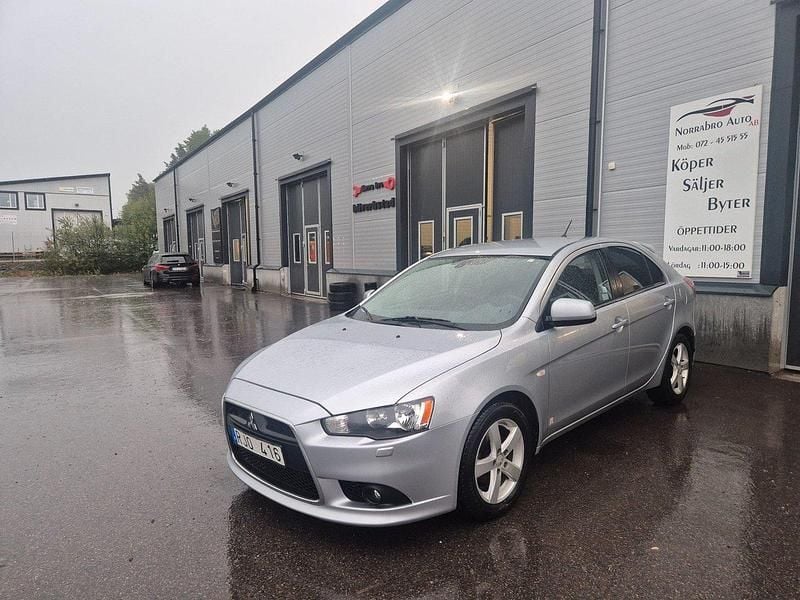 Silver Begagnad 2011 Mitsubishi Lancer Sportback Halvkombi | 48 900 kr (Superpris) - Bild 1/4