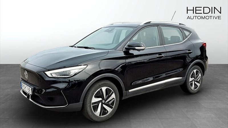 Svart (black) Begagnad 2022 MG ZS Luxury Sedan | 259 900 kr (Bra pris) - Bild 1/4