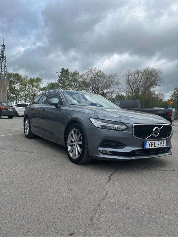 Grå Begagnad 2019 Volvo V90 Momentum Kombi | 194 500 kr (Marknadspris) - Bild 1/4