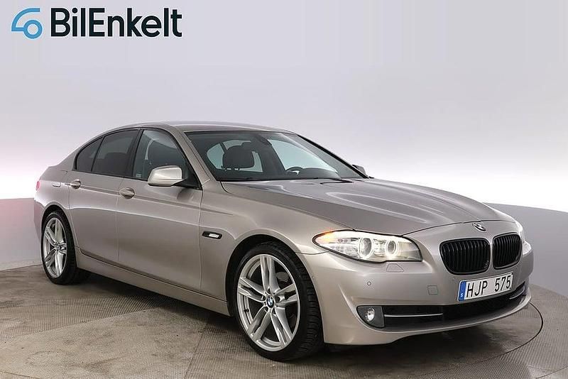 Silver Begagnad 2011 BMW 520 Sport Line Sedan | 94 900 kr (Marknadspris) - Bild 1/4