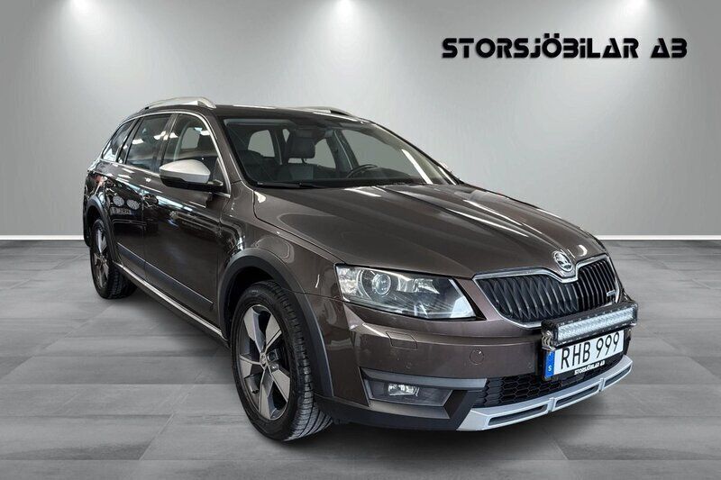 Mörkbrun Begagnad 2016 Skoda Octavia Scout Kombi | 174 000 kr (Marknadspris) - Bild 1/4