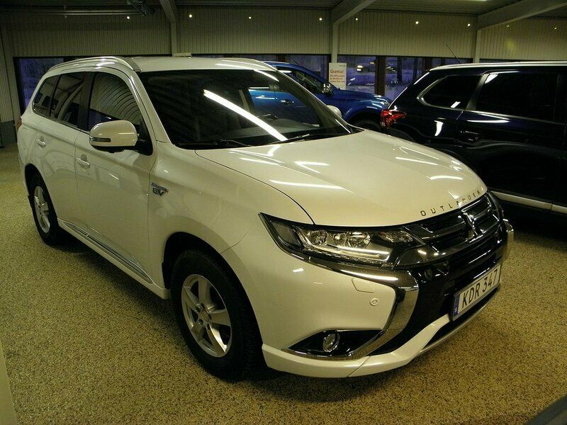 Begagnad Mitsubishi Outlander P-HEV 122 HK (89 kW) 2016 Vit Kombi
