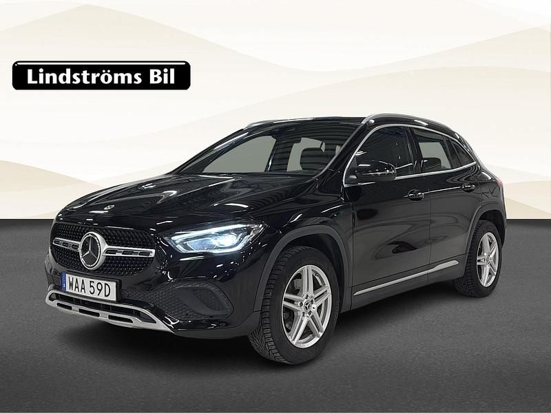 Svart Begagnad 2022 Mercedes GLA200 SUV | 329 900 kr (Marknadspris) - Bild 1/3