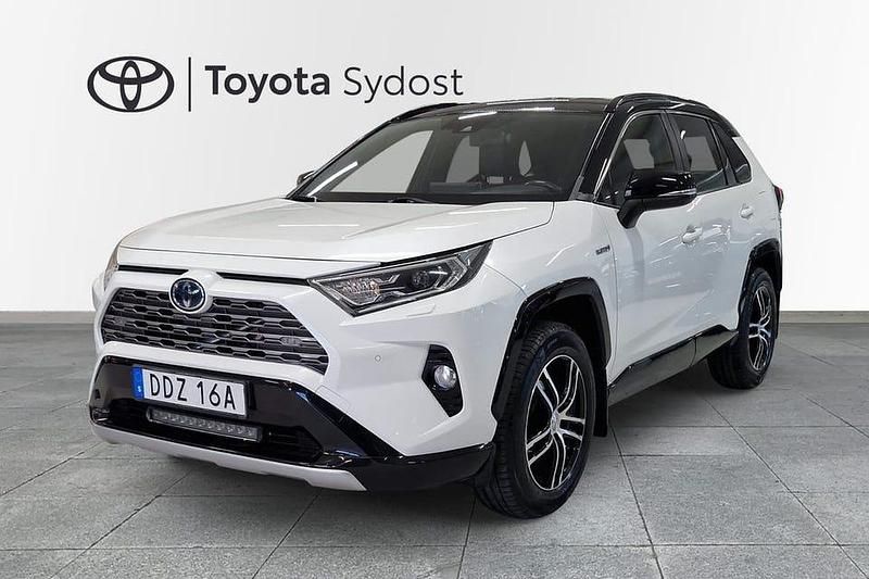 White pearl med svart tak Begagnad 2019 Toyota RAV4 Hybrid Style SUV | 299 000 kr (Bra pris) - Bild 1/3