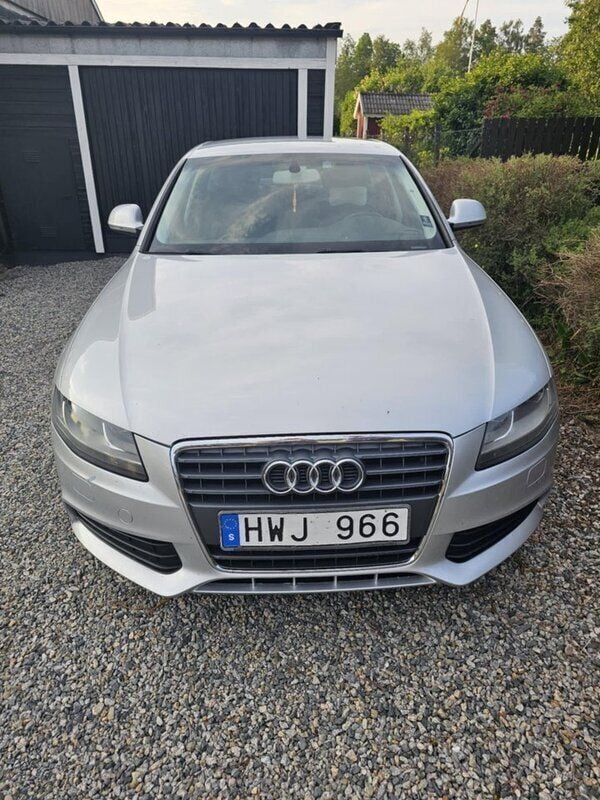 Silver Begagnad 2009 Audi A4 Sedan | 78 000 kr (Lite dyr) - Bild 1/4