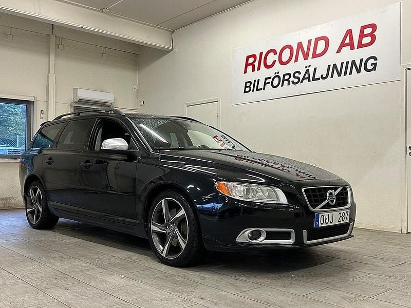 Svart (svartmet) Begagnad 2013 Volvo V70 R-Design Kombi | 99 900 kr (Marknadspris) - Bild 1/4