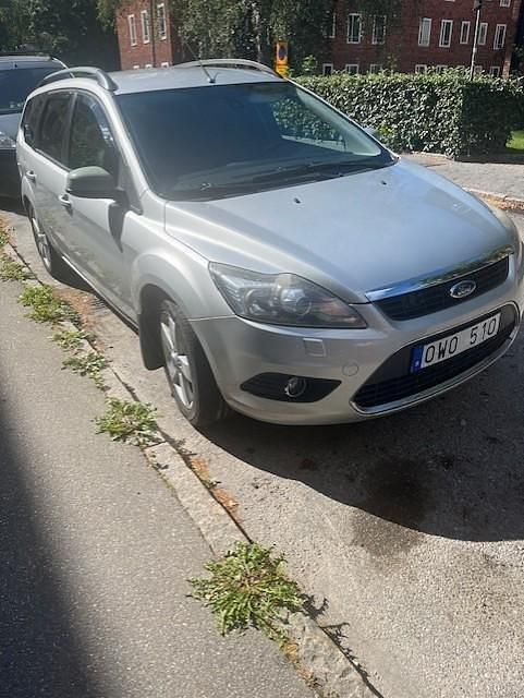 Grå Begagnad 2010 Ford Focus Titanium Kombi | 19 000 kr - Bild 1/4