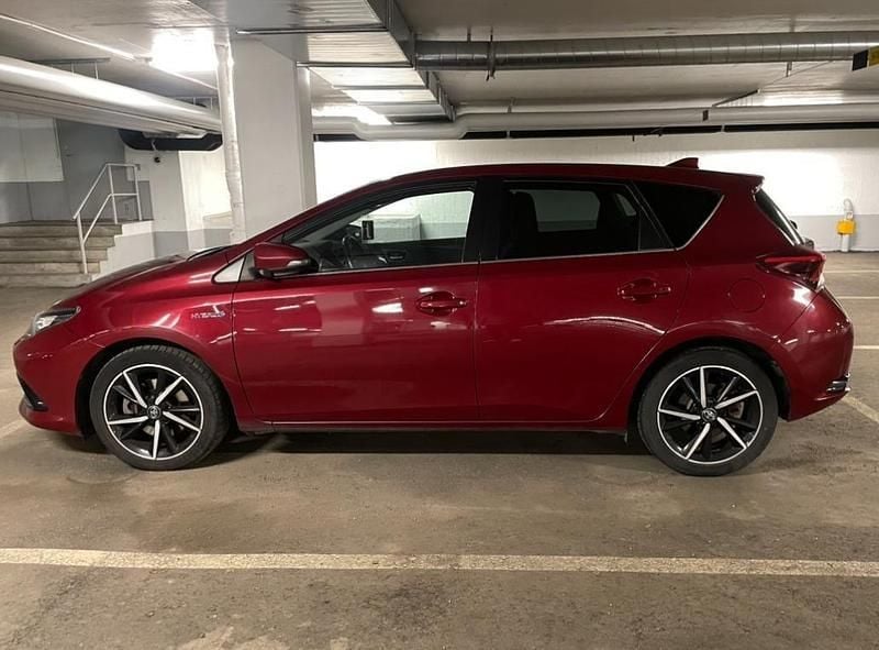 Röd Begagnad 2017 Toyota Auris Hybrid Comfort Halvkombi | 160 000 kr (Marknadspris) - Bild 1/4