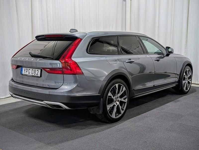Begagnad Volvo V90 CC Momentum 235 HK (172 kW) 2017 Grå Kombi