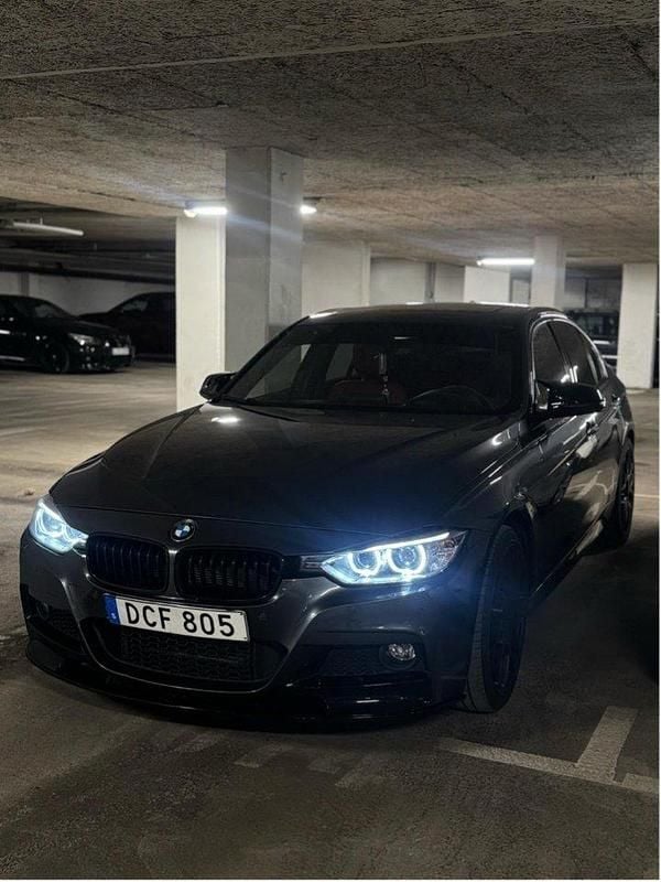 Grå Begagnad 2013 BMW 335 M Sport Sedan | 229 000 kr (Marknadspris) - Bild 1/4