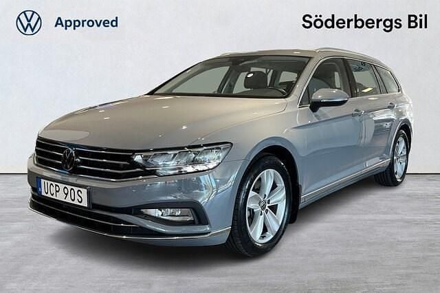 Grå (moonstone grey) Begagnad 2024 VW Passat GT Kombi | 359 900 kr (Marknadspris) - Bild 1/4