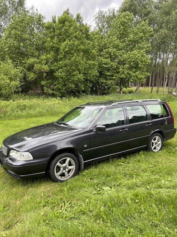Grå Begagnad 2000 Volvo V70 Kombi | 24 000 kr (Dyr) - Bild 1/4