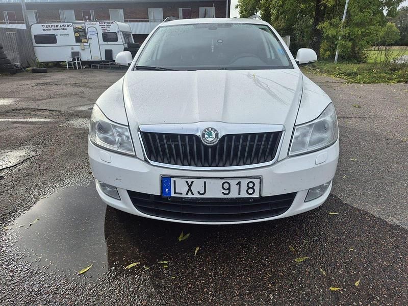 Vit Begagnad 2012 Skoda Octavia Elegance Kombi | 44 900 kr (Marknadspris) - Bild 1/4