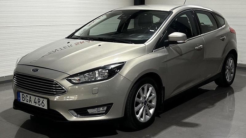 Grå Begagnad 2015 Ford Focus Titanium Halvkombi | 64 900 kr (Marknadspris) - Bild 1/4