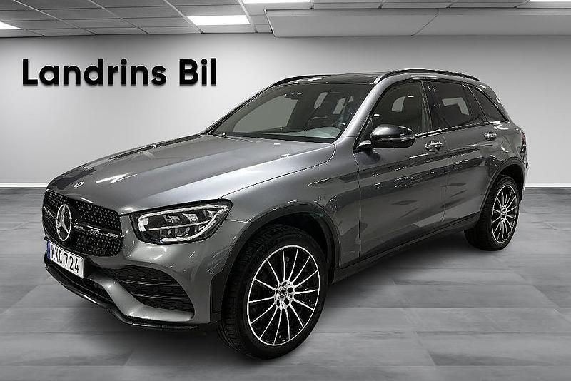 Grå Begagnad 2022 Mercedes GLC300e AMG line SUV | 459 900 kr (Marknadspris) - Bild 1/4