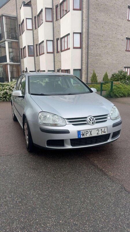 Silver Begagnad 2005 VW Golf IV Trendline Halvkombi | 39 000 kr (Marknadspris) - Bild 1/4